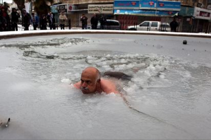 فلسطيني يسبح بجليد 