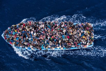 خيار الهجرة يلوح للشباب الغزي، فماذا قالوا؟